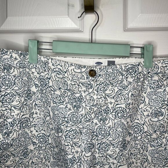 Old Navy Floral White and Blue Flat Front Cotton Shorts 6” Inseam 8 - Picture 4 of 10